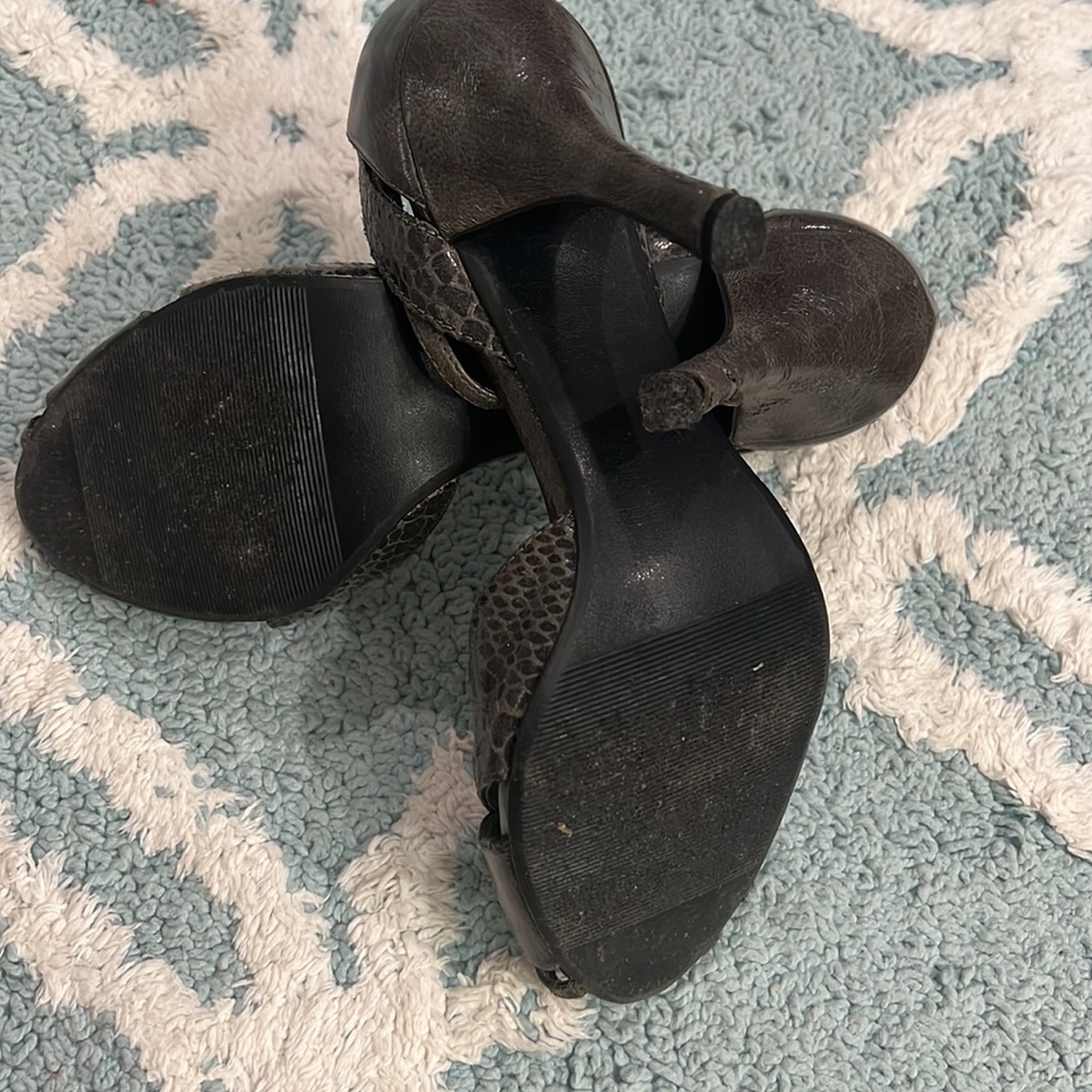 Shoes - Picture 6 of 11